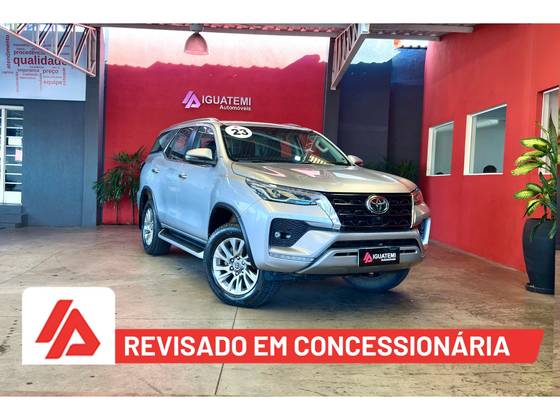 TOYOTA HILUX SW4 2.8 D-4D TURBO DIESEL SRX 7L 4X4 AUTOMÁTICO TOYOTA HILUX SW4 2.8 D-4D TURBO DIESEL SRX 7L 4X4 AUTOMÁTICO